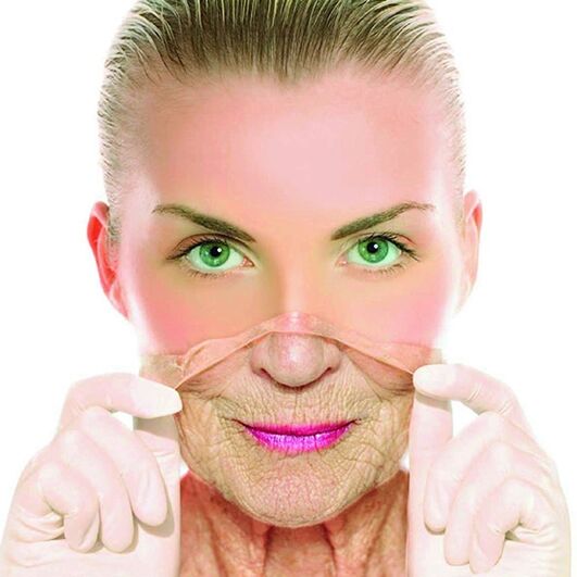 Une femme à l'âge adulte se débarrasse des rides de son visage avec des remèdes maison