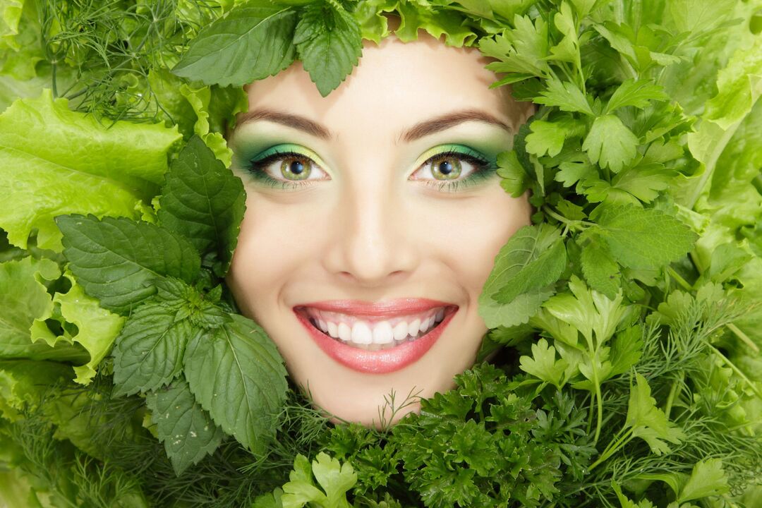 Une peau du visage jeune, saine et belle grâce à l'utilisation d'herbes bénéfiques