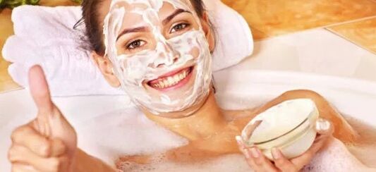 Masques pour le visage avec de la crème ou de la crème